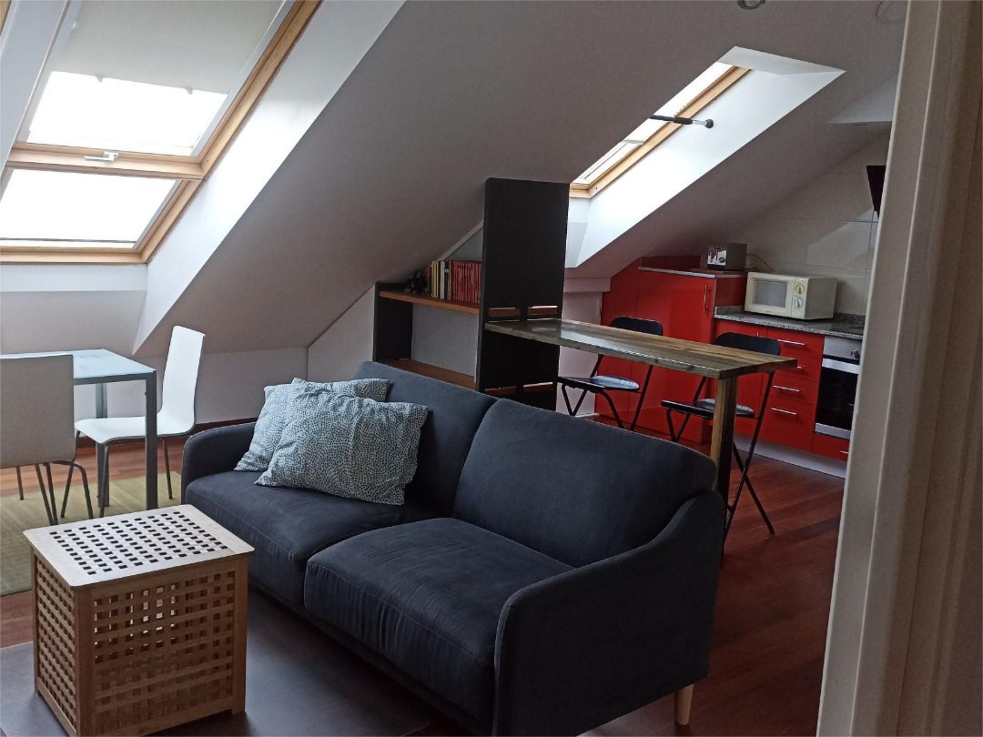 Wohnzimmer von Dachboden miete in Outes mit Parkett und Möbliert