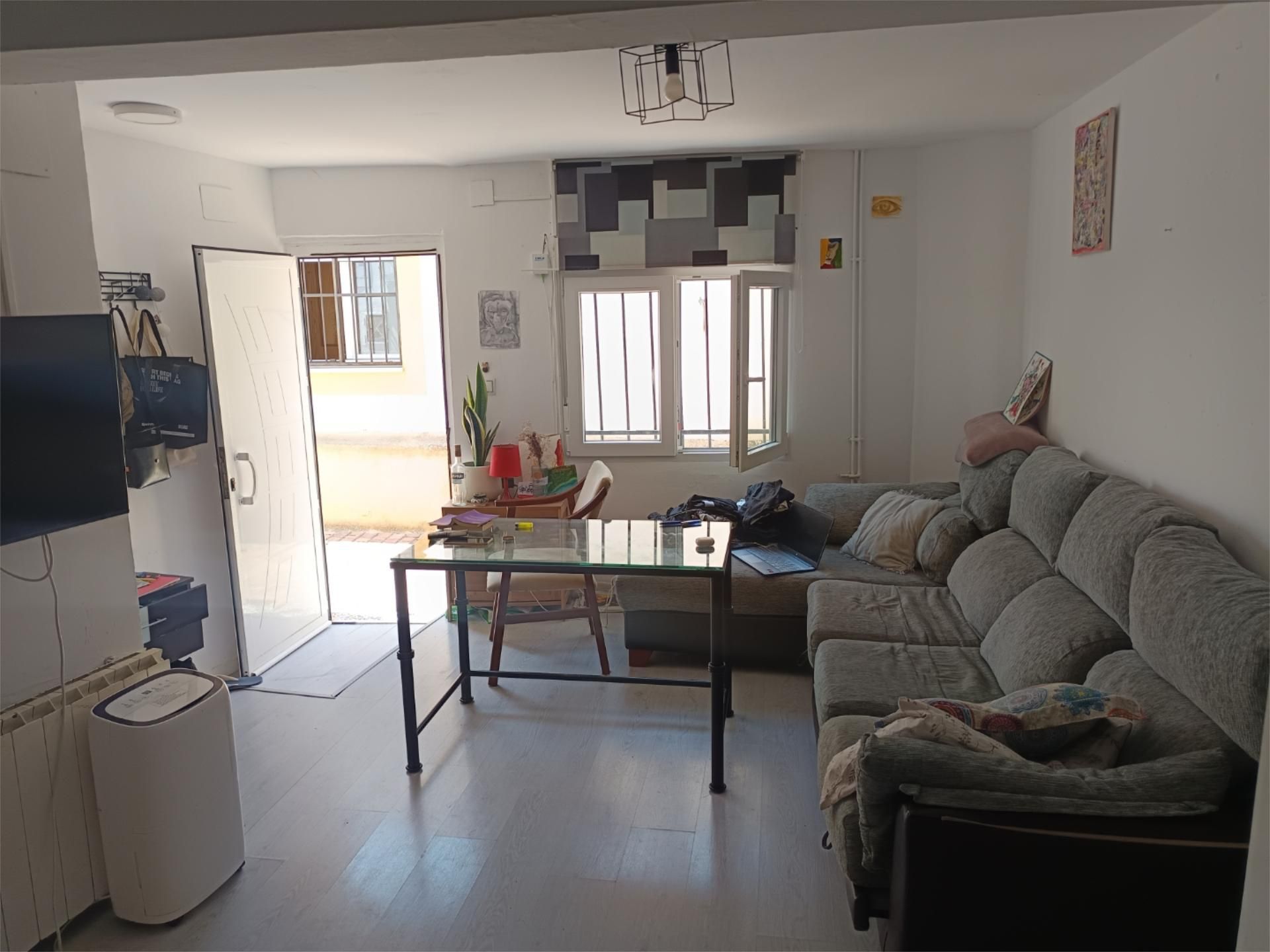 Sala d'estar de Casa adosada en venda en Cuenca Capital amb Calefacció, Parquet i Moblat