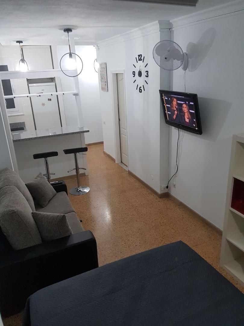 Sala d'estar de Estudi de lloguer en Las Palmas de Gran Canaria amb Moblat, Rentadora i Microones