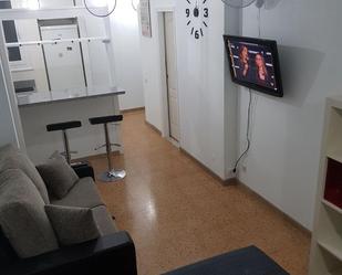 Sala d'estar de Estudi de lloguer en Las Palmas de Gran Canaria amb Moblat, Rentadora i Microones