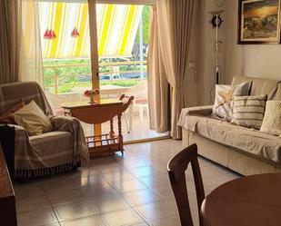 Sala d'estar de Apartament de lloguer en Cambrils amb Aire condicionat, Jardí privat i Terrassa