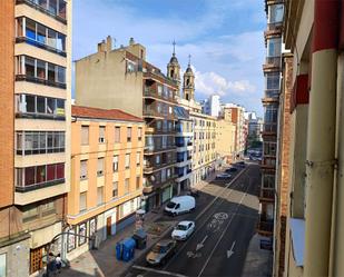 Vista exterior de Pis de lloguer en León Capital  amb Calefacció, Jardí privat i Parquet