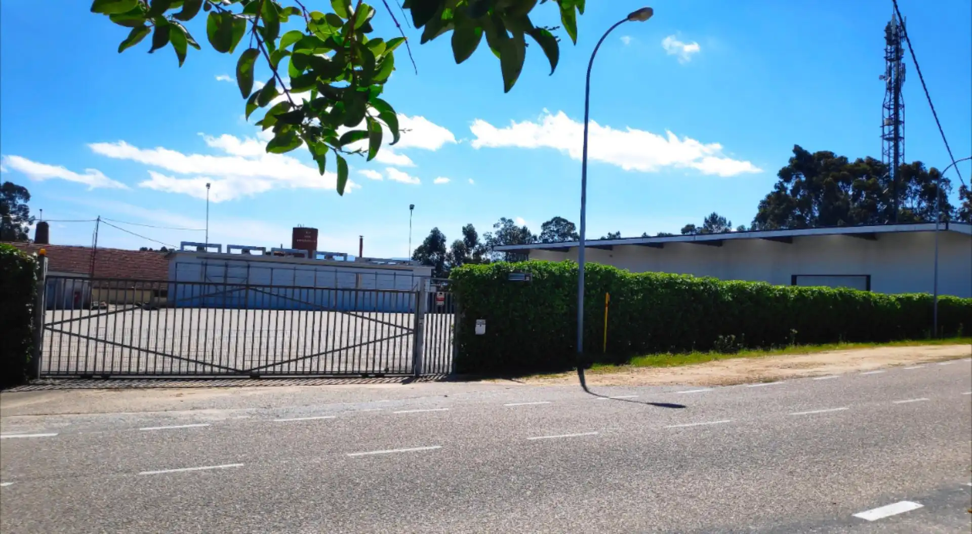 Fabrikhallen zur Miete in Lugar Bouza do Viso, 1, Salvaterra de Miño Parkplatz von Fabrikhallen zur Miete in Salvaterra de Miño