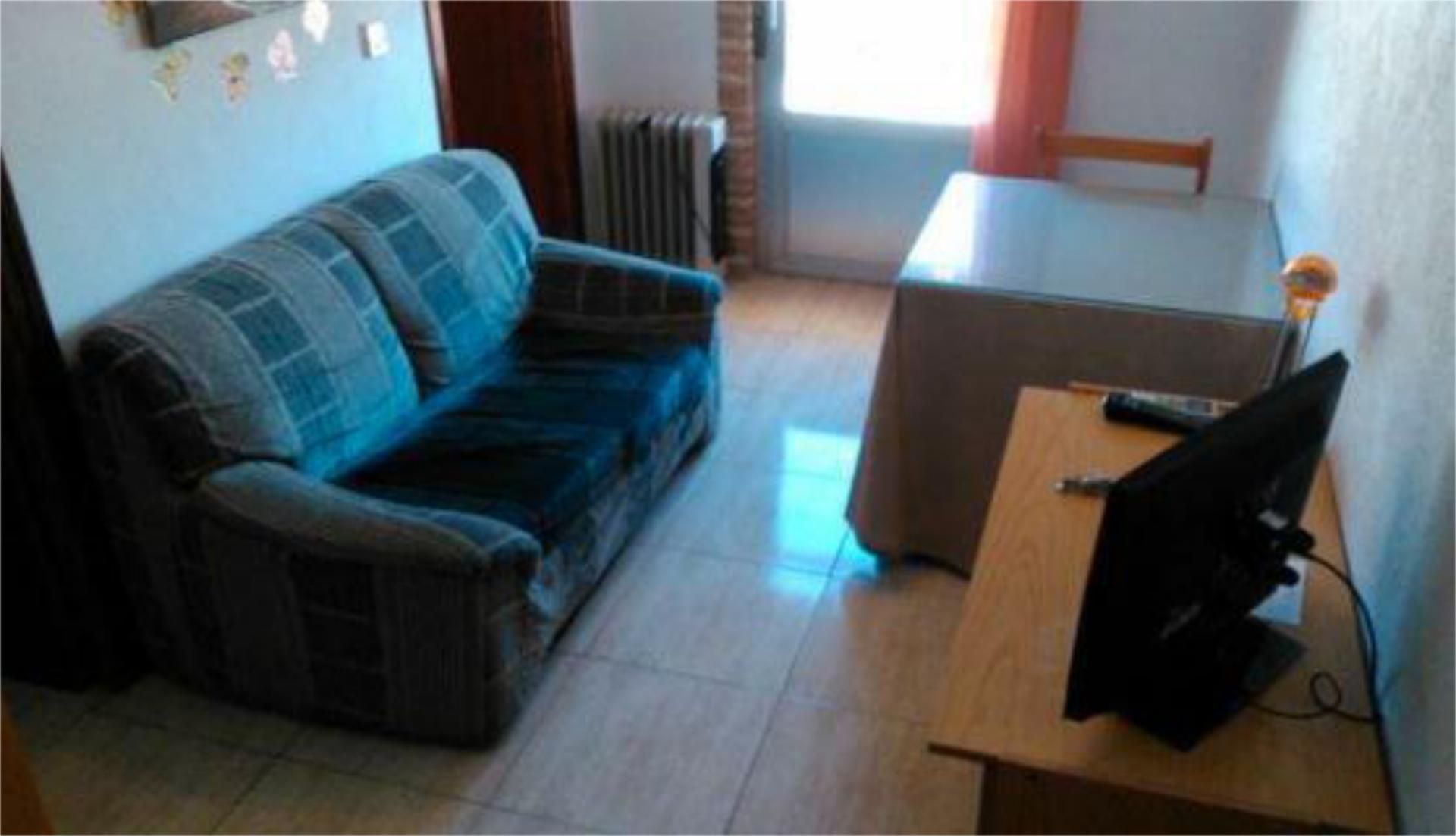 Sala d'estar de Apartament de lloguer en Almadén amb Calefacció, Terrassa i Moblat