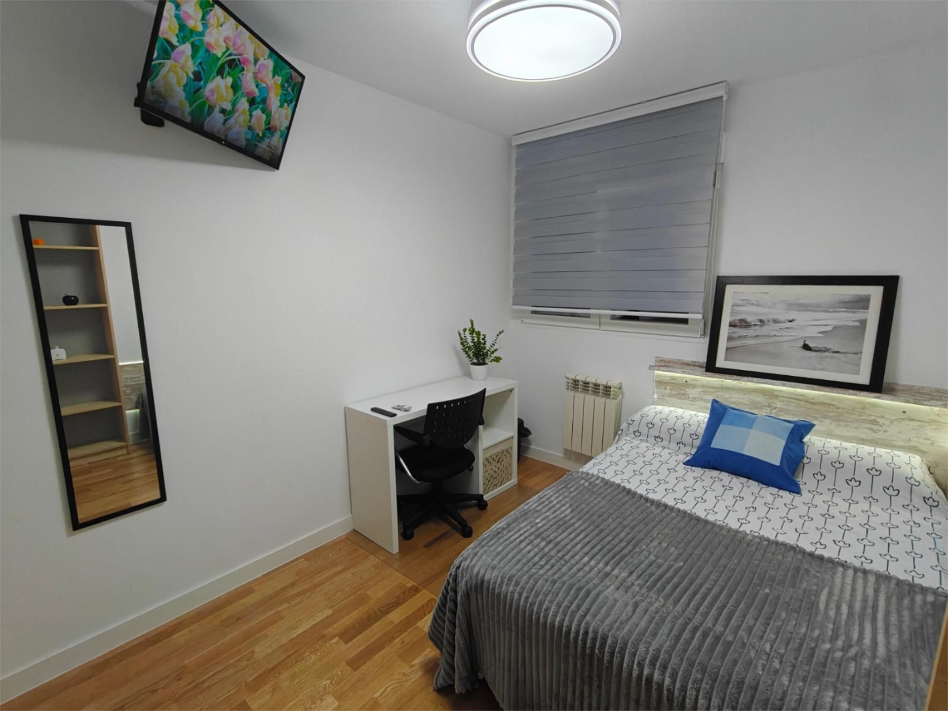 Bedroom of Flat to share in  Madrid Capital  with Heating, Private garden and Parquet flooring