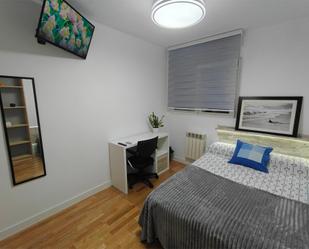 Bedroom of Flat to share in  Madrid Capital  with Heating, Private garden and Parquet flooring