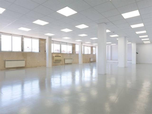 Local comercial en Alquiler en Calle de Andrés Obispo, 37 en Canillas