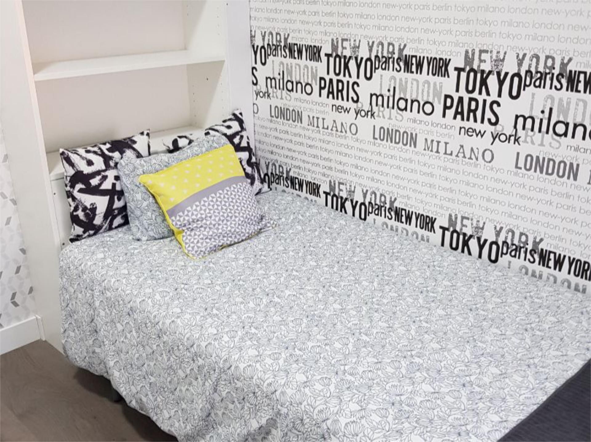 Bedroom of Flat to share in  Zaragoza Capital  with Air Conditioner, Heating and Private garden