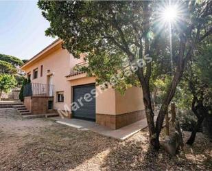 Vista exterior de Casa adosada en venda en Sant Cebrià de Vallalta amb Calefacció, Jardí privat i Terrassa