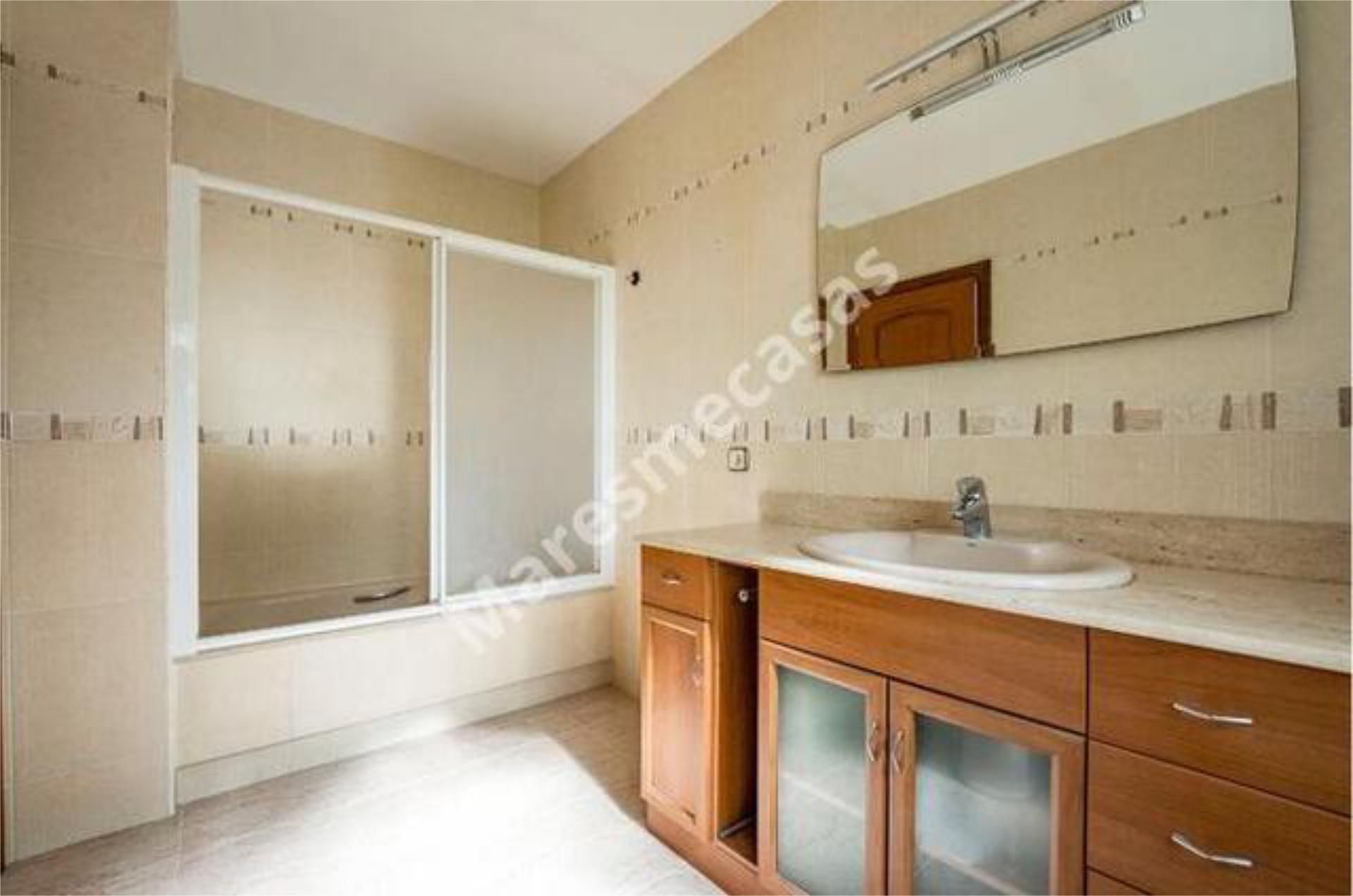 Bathroom of Single-family semi-detached for sale in Sant Cebrià de Vallalta  with Terrace and Swimming Pool