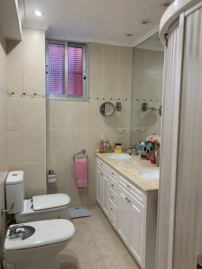 Habitación en Carrer dels Jurats, 1, Tres Forques Baño de Piso para compartir en Valencia con Aire acondicionado, Parquet y Amueblado