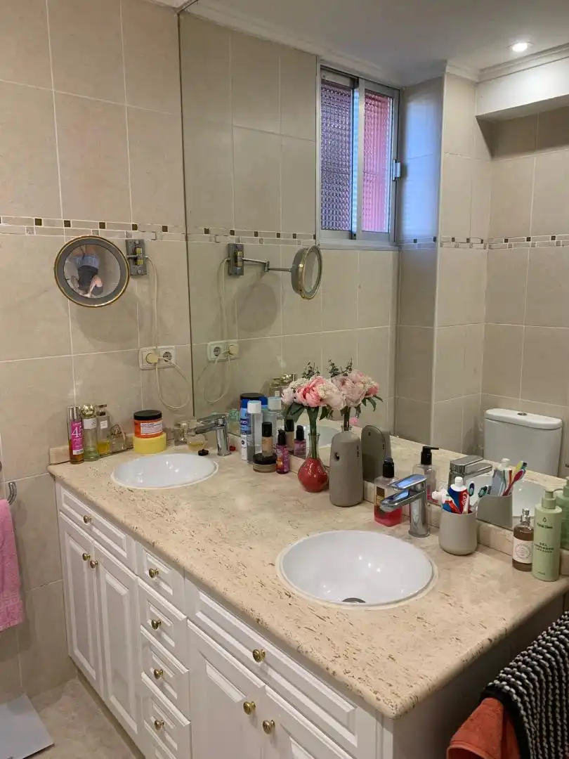 Habitación en Carrer dels Jurats, 1, Tres Forques Baño de Piso para compartir en Valencia con Aire acondicionado, Parquet y Amueblado
