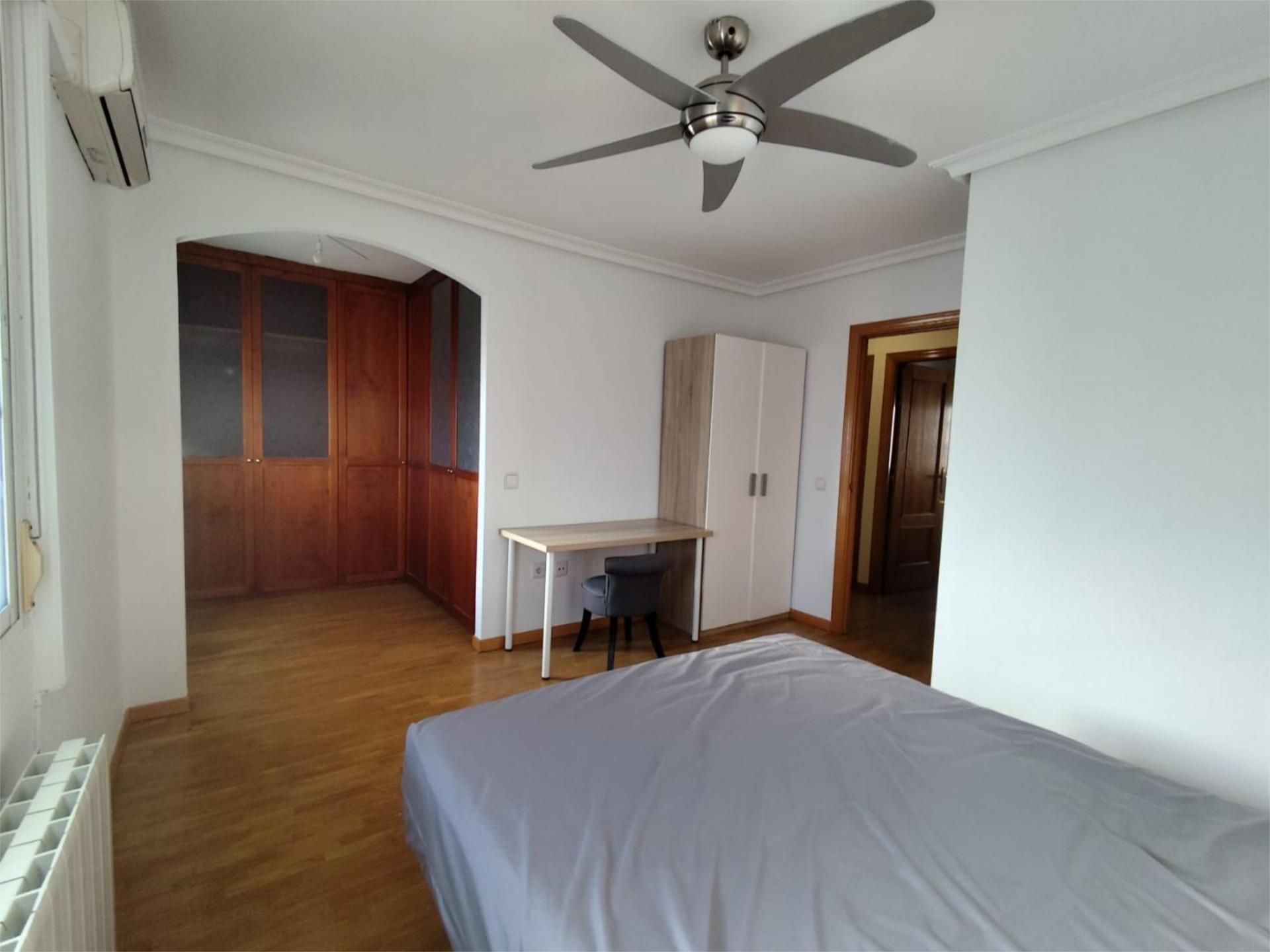 Bedroom of Duplex to share in Ciudad Real Capital  with Heating, Parquet flooring and Furnished