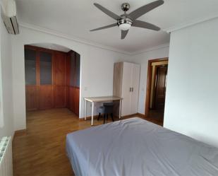 Dormitori de Dúplex per a compartir en Ciudad Real Capital amb Calefacció, Parquet i Moblat
