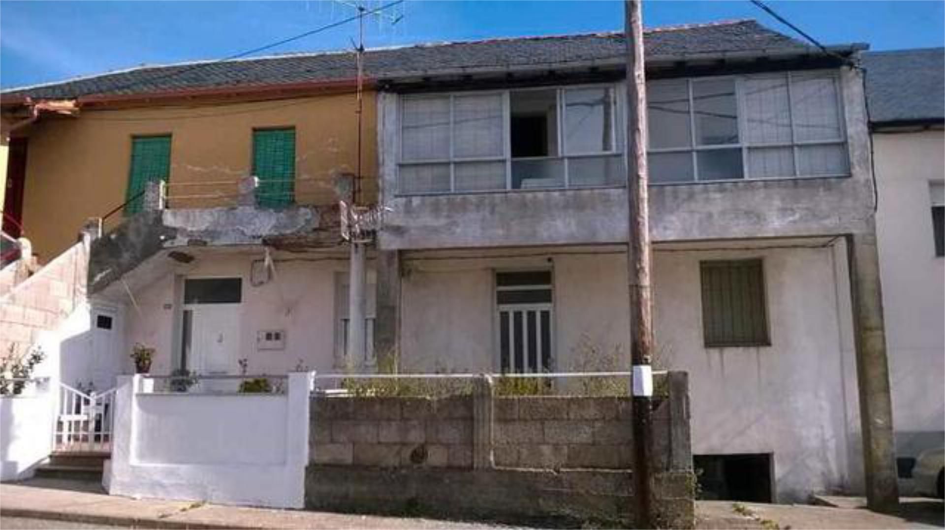 Vista exterior de Casa o xalet en venda en Villagatón amb Jardí privat, Terrassa i Traster