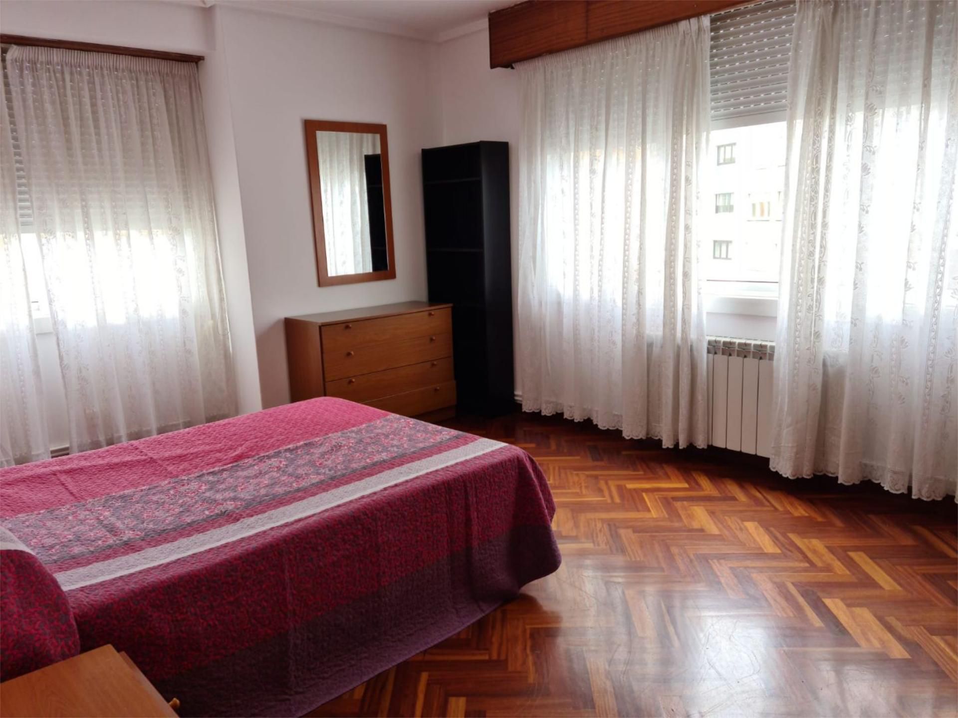 Dormitori de Pis per a compartir en A Coruña Capital  amb Calefacció, Parquet i Moblat