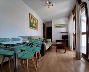 Sala d'estar de Àtic de lloguer en Ribamontán al Mar amb Parquet, Moblat i Balcó