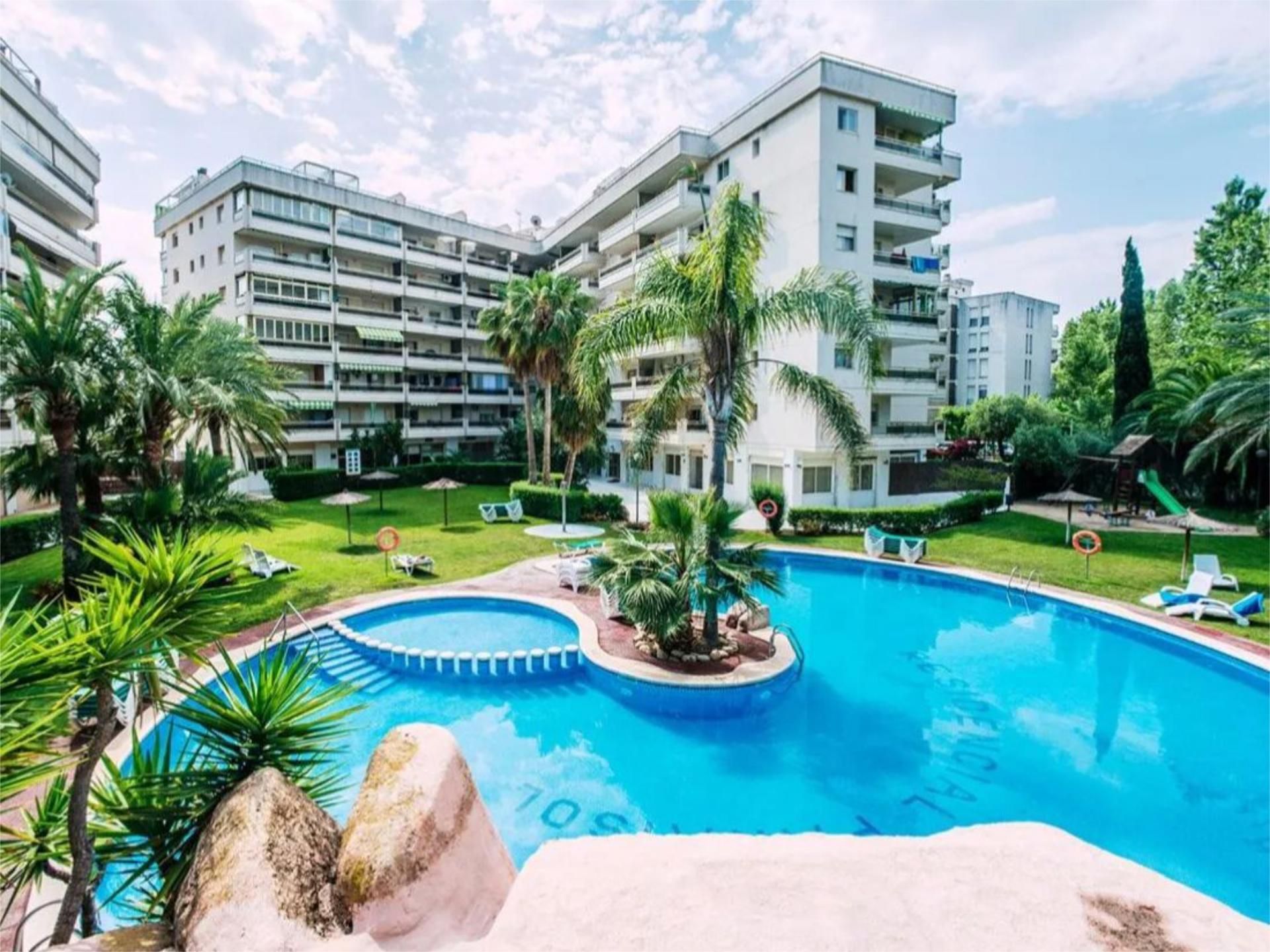 Vista exterior de Pis en venda en Salou amb Jardí privat, Terrassa i Piscina