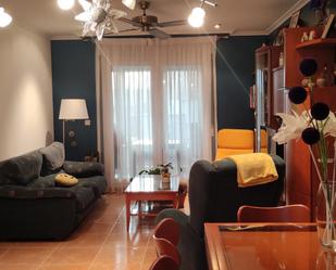 Sala d'estar de Casa adosada en venda en Dueñas