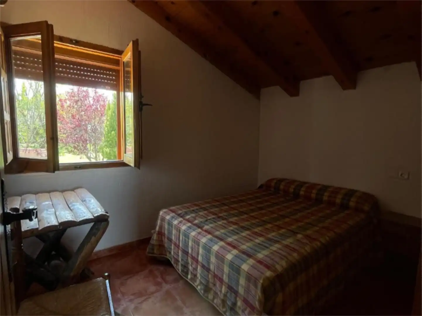 Dormitori de Pis de lloguer en Buenache de la Sierra amb Calefacció, Jardí privat i Piscina