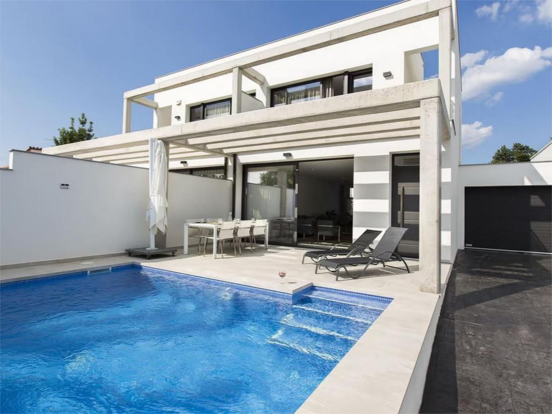 Piscina de Casa adosada de lloguer en Empuriabrava amb Aire condicionat, Piscina i Balcó