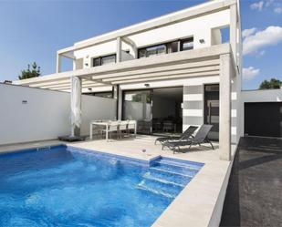 Piscina de Casa adosada de lloguer en Empuriabrava amb Aire condicionat, Calefacció i Jardí privat