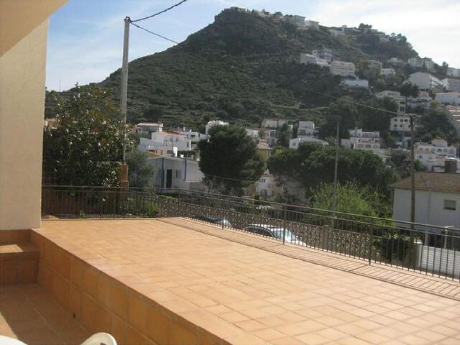Vista exterior de Apartament de lloguer en Roses amb Jardí privat, Terrassa i Moblat