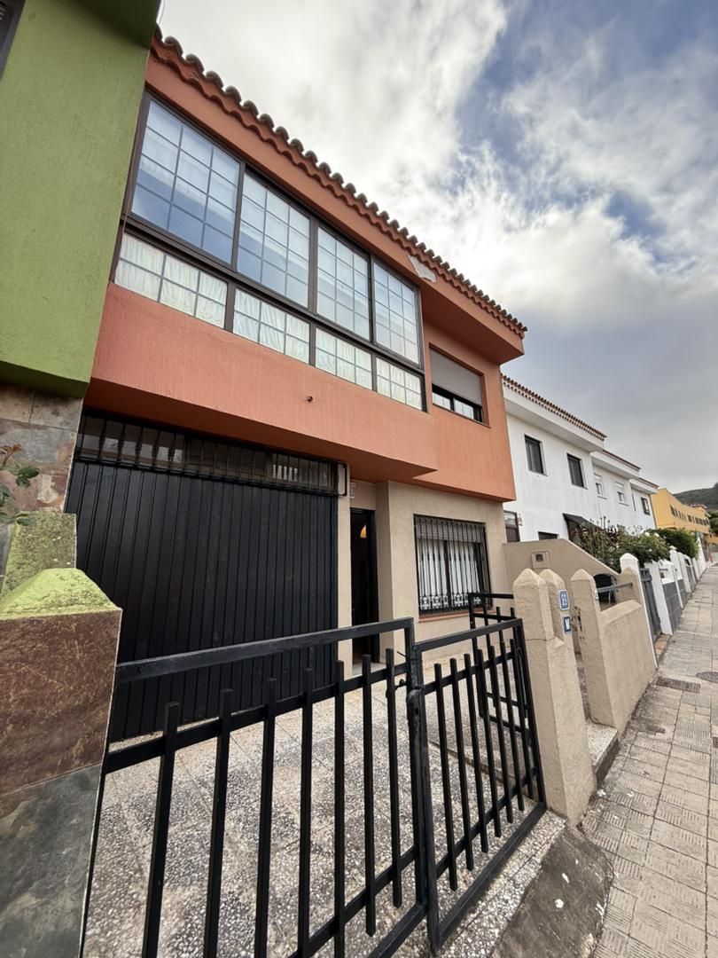 Vista exterior de Casa adosada en venda en San Cristóbal de la Laguna amb Terrassa, Balcó i Internet