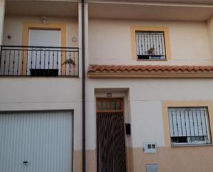 Vista exterior de Casa adosada en venda en Tejeda de Tiétar amb Calefacció, Moblat i Balcó