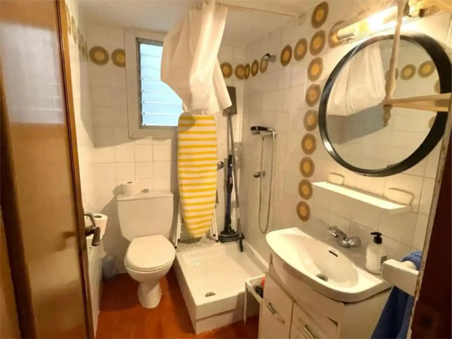 Room in Carrer de Berlín, 62, Sants Bathroom of Flat for share in Barcelona with Heating, Terrace and Furnished