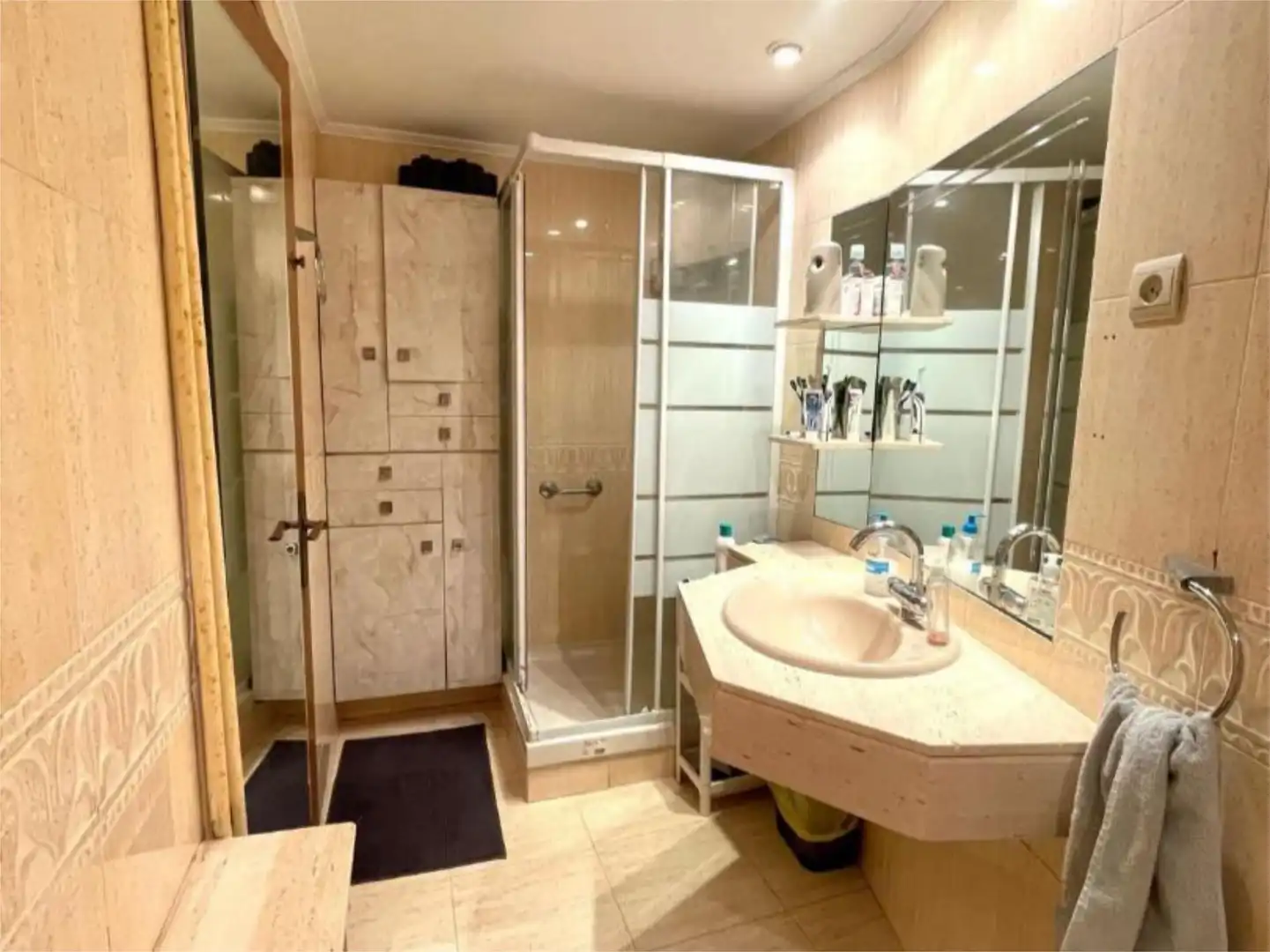 Room in Carrer de Berlín, 62, Sants Bathroom of Flat for share in Barcelona with Heating, Terrace and Furnished