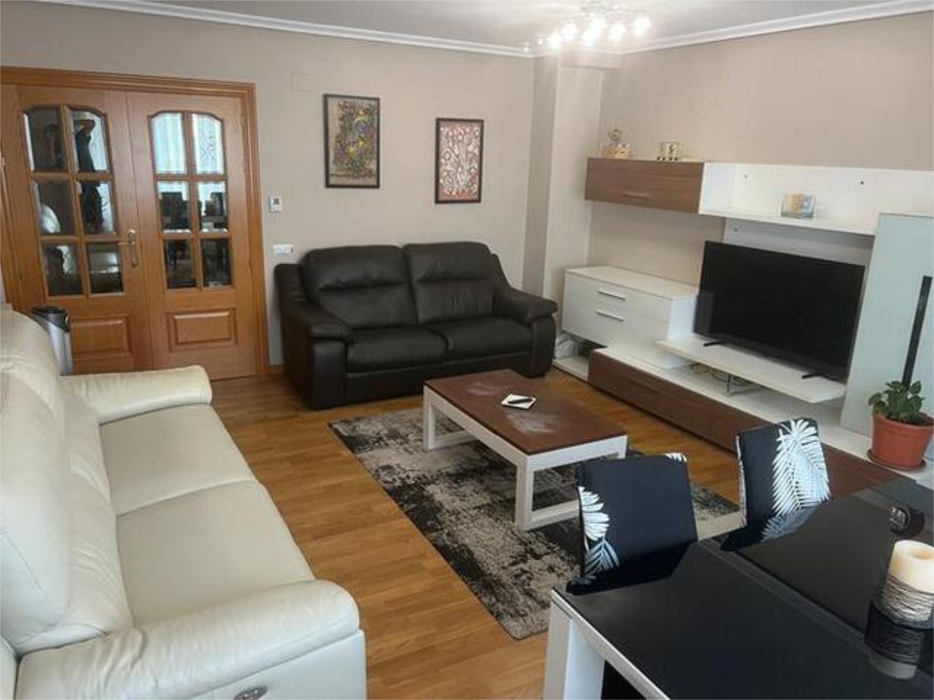 Sala de estar de Piso en venta en León Capital  con Calefacción, Terraza y Trastero