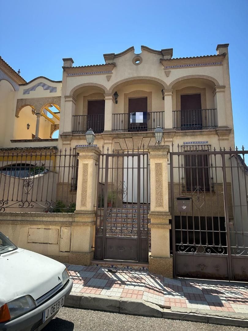 Vista exterior de Casa o xalet en venda en Arjonilla amb Aire condicionat, Terrassa i Piscina