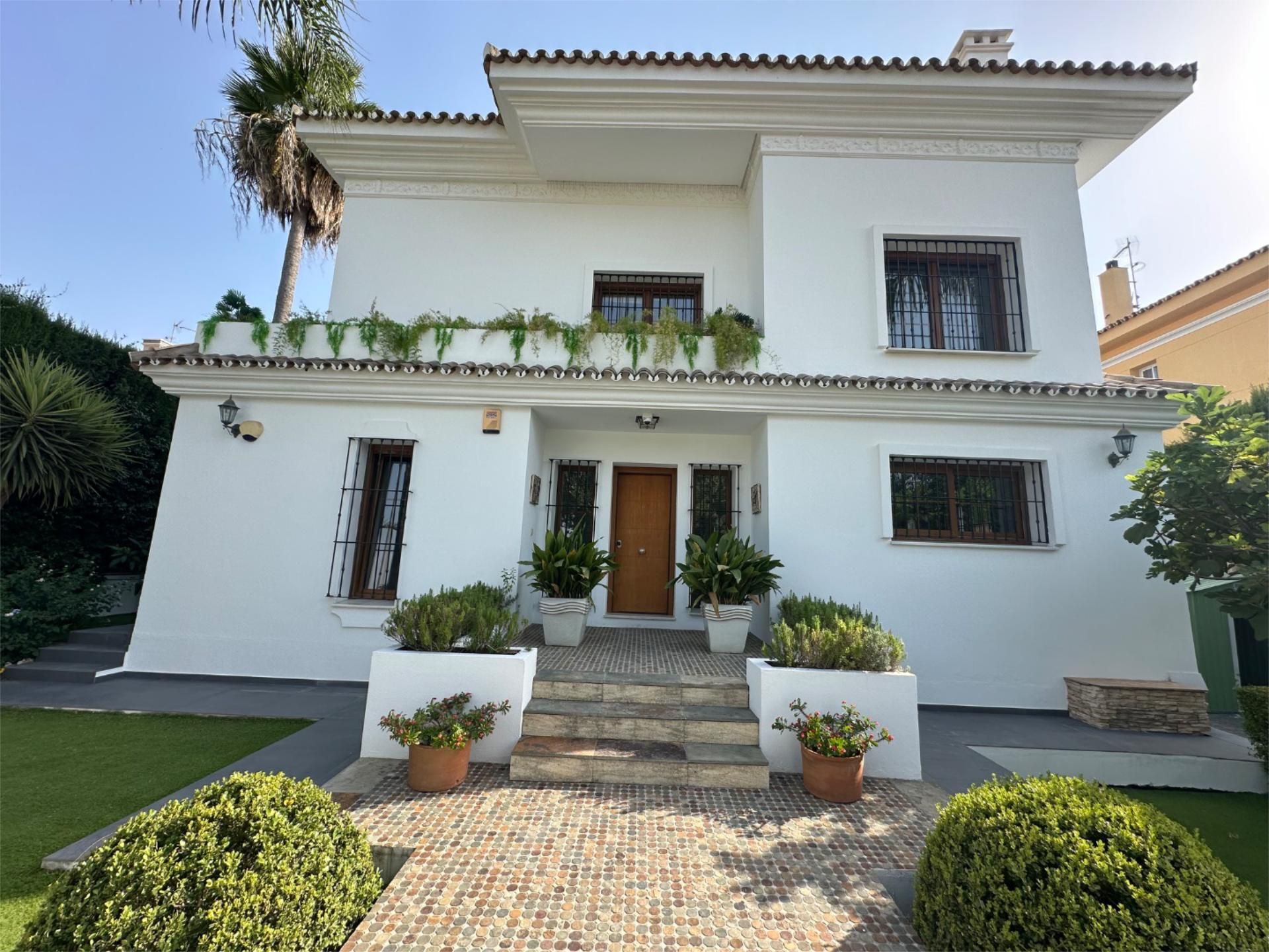 Vista exterior de Casa o xalet per a compartir en Alhaurín de la Torre amb Aire condicionat, Calefacció i Jardí privat