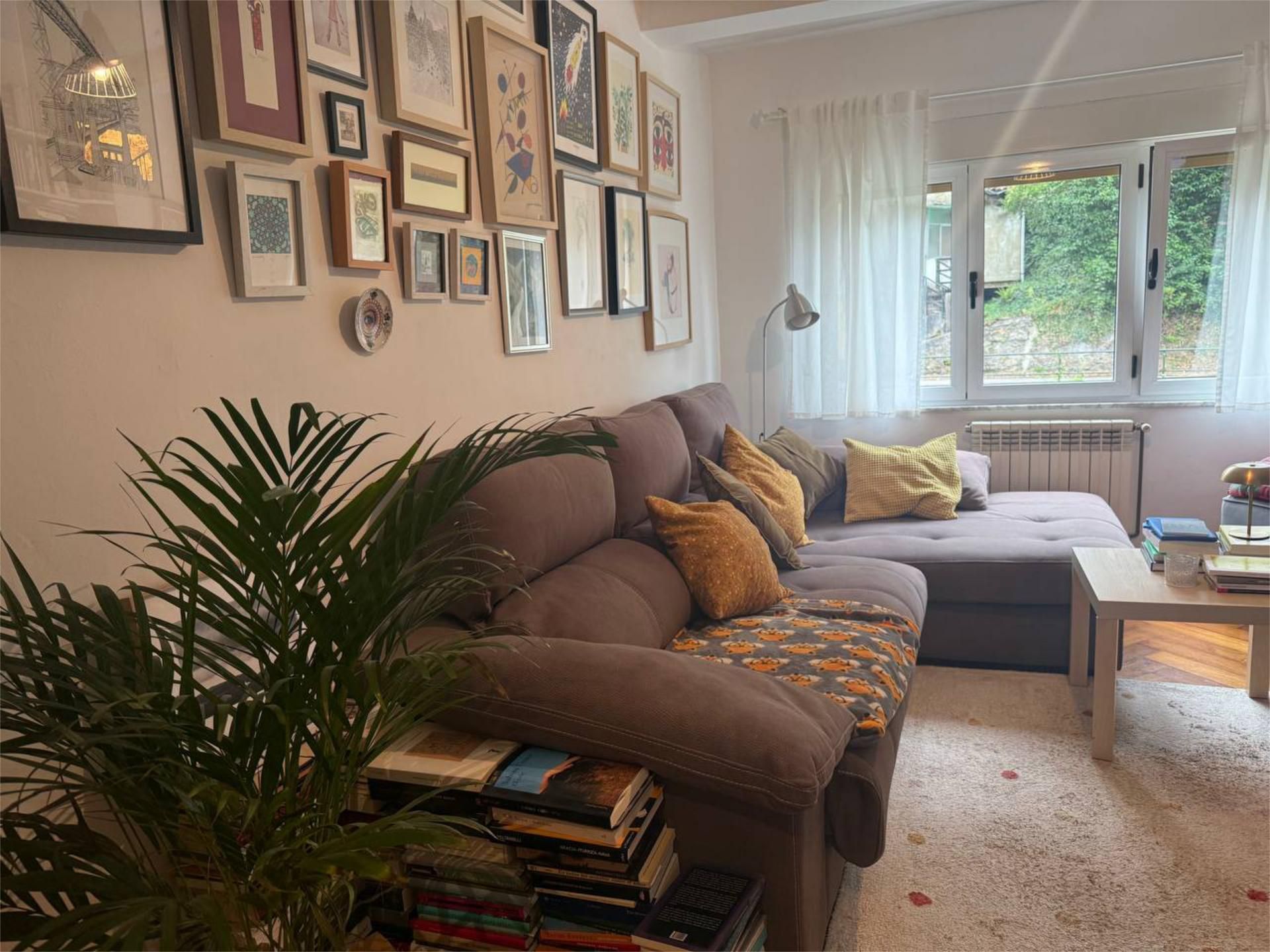 Sala d'estar de Pis en venda en Aller amb Calefacció, Terrassa i Moblat