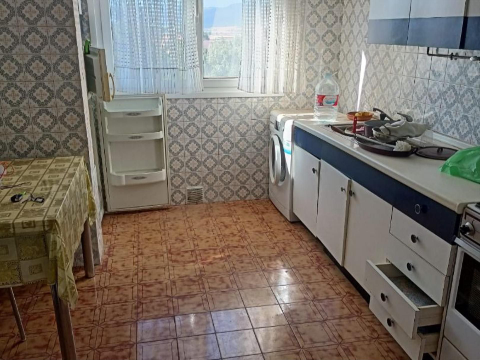 Cuina de Pis en venda en Valle de Losa amb Moblat i Balcó
