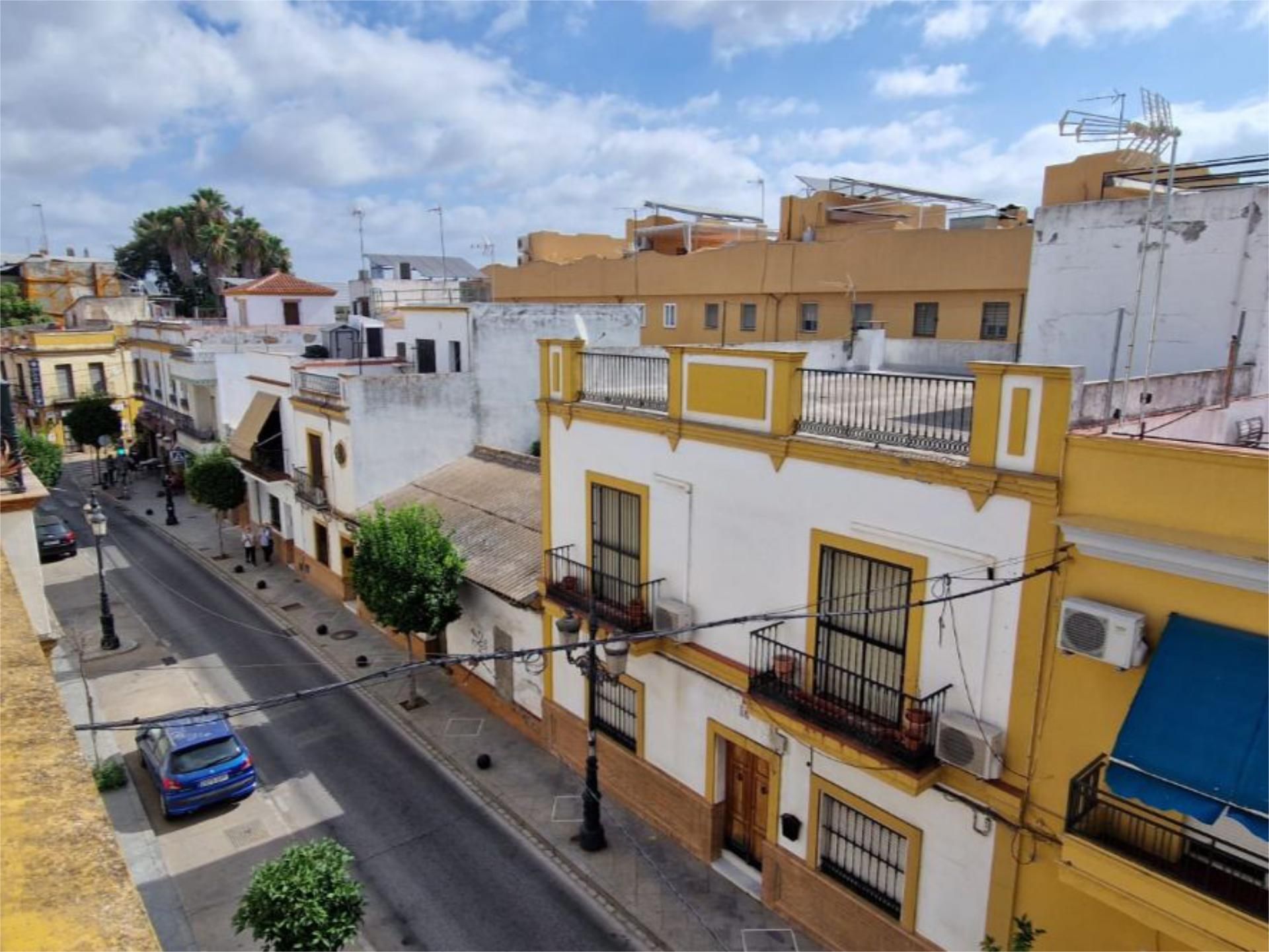 Vista exterior de Casa adosada en venda en San Juan de Aznalfarache amb Terrassa i Balcó