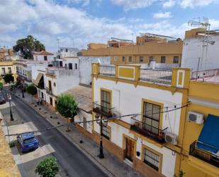 Vista exterior de Casa adosada en venda en San Juan de Aznalfarache amb Terrassa i Balcó