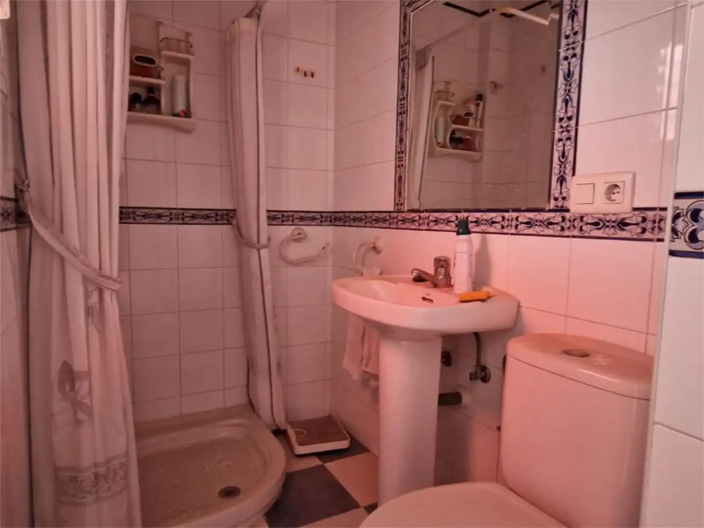 Flat for sale in Calle Real, 12, Barrio Bajo Bathroom of Flat for sale in San Juan de Aznalfarache with Terrace and Balcony