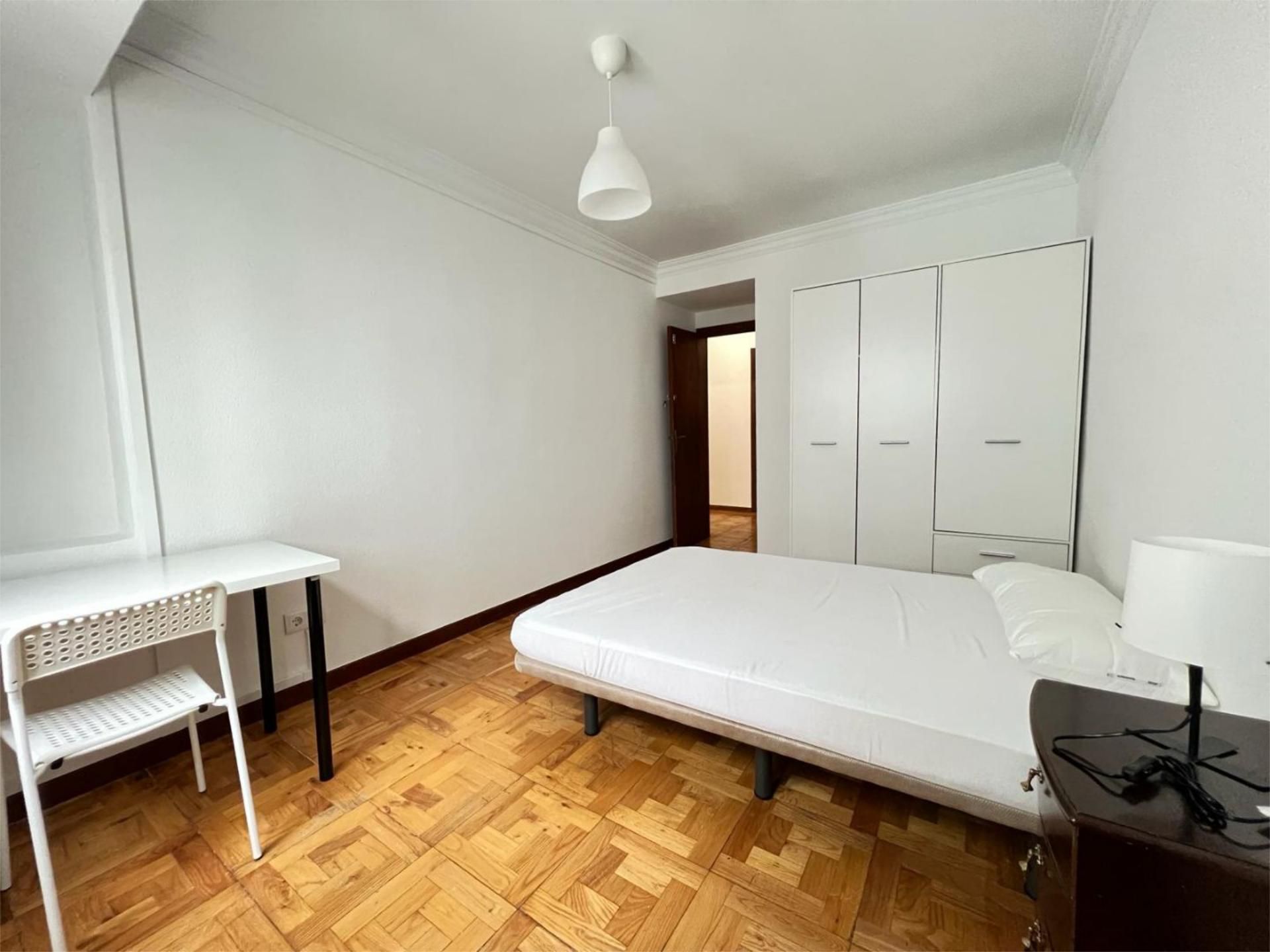 Bedroom of Flat to share in  Pamplona / Iruña