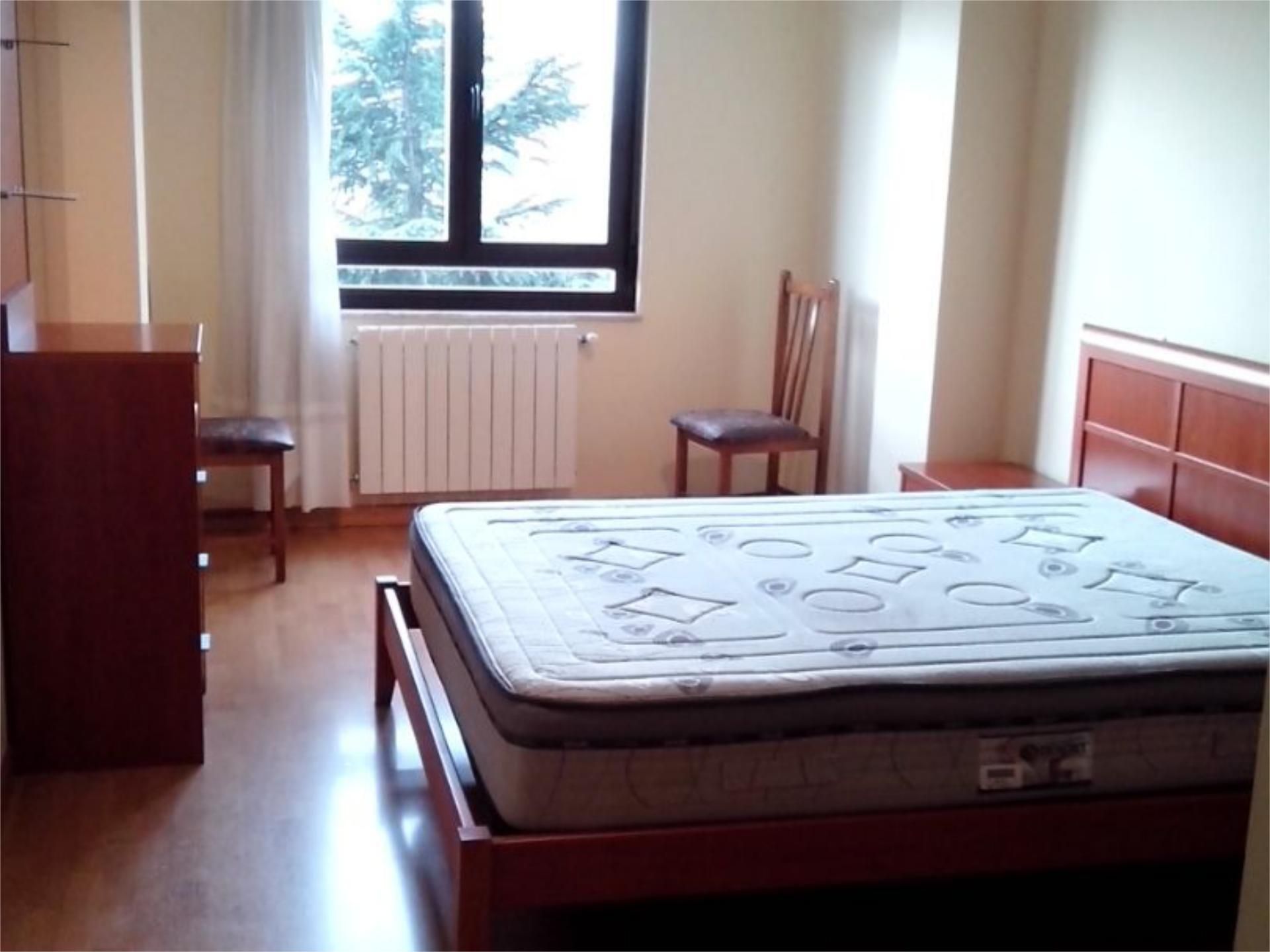 Dormitori de Apartament de lloguer en León Capital  amb Calefacció, Parquet i Terrassa