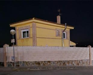 Vista exterior de Pis en venda en Lucillos amb Calefacció, Jardí privat i Piscina