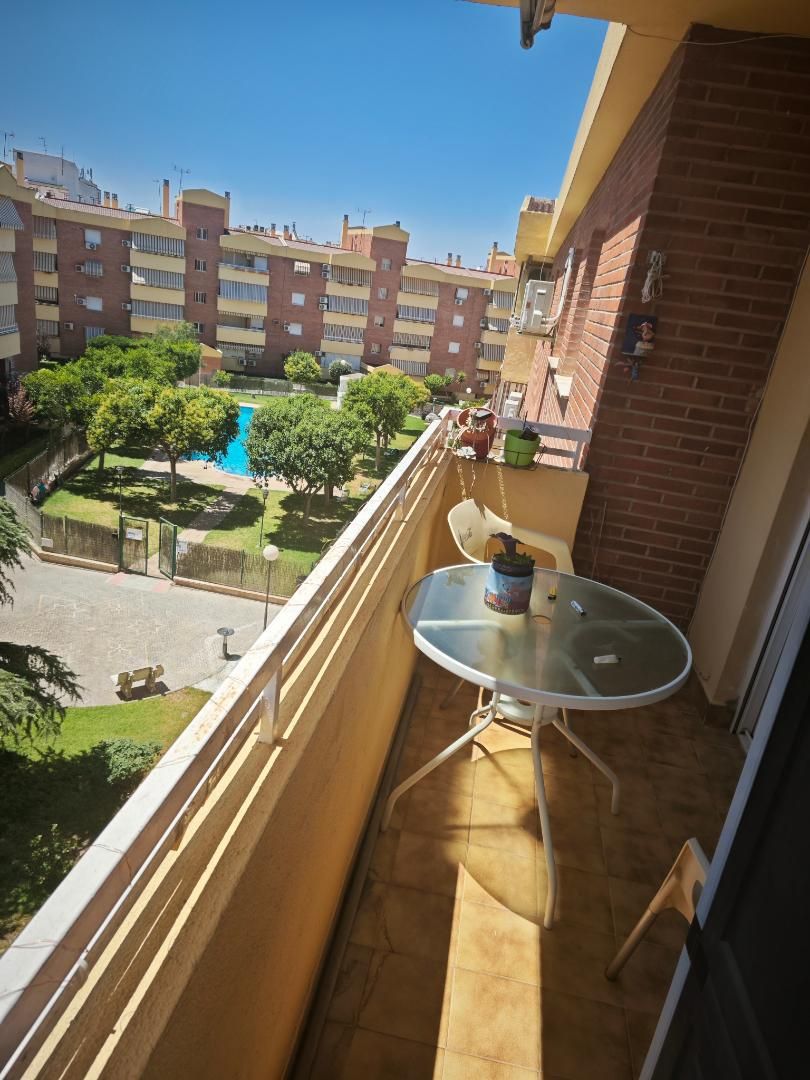 Vista exterior de Pis en venda en Linares amb Aire condicionat, Piscina i Balcó