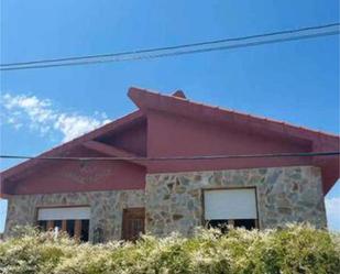 Vista exterior de Casa adosada en venda en Pozuelo del Páramo amb Jardí privat i Terrassa