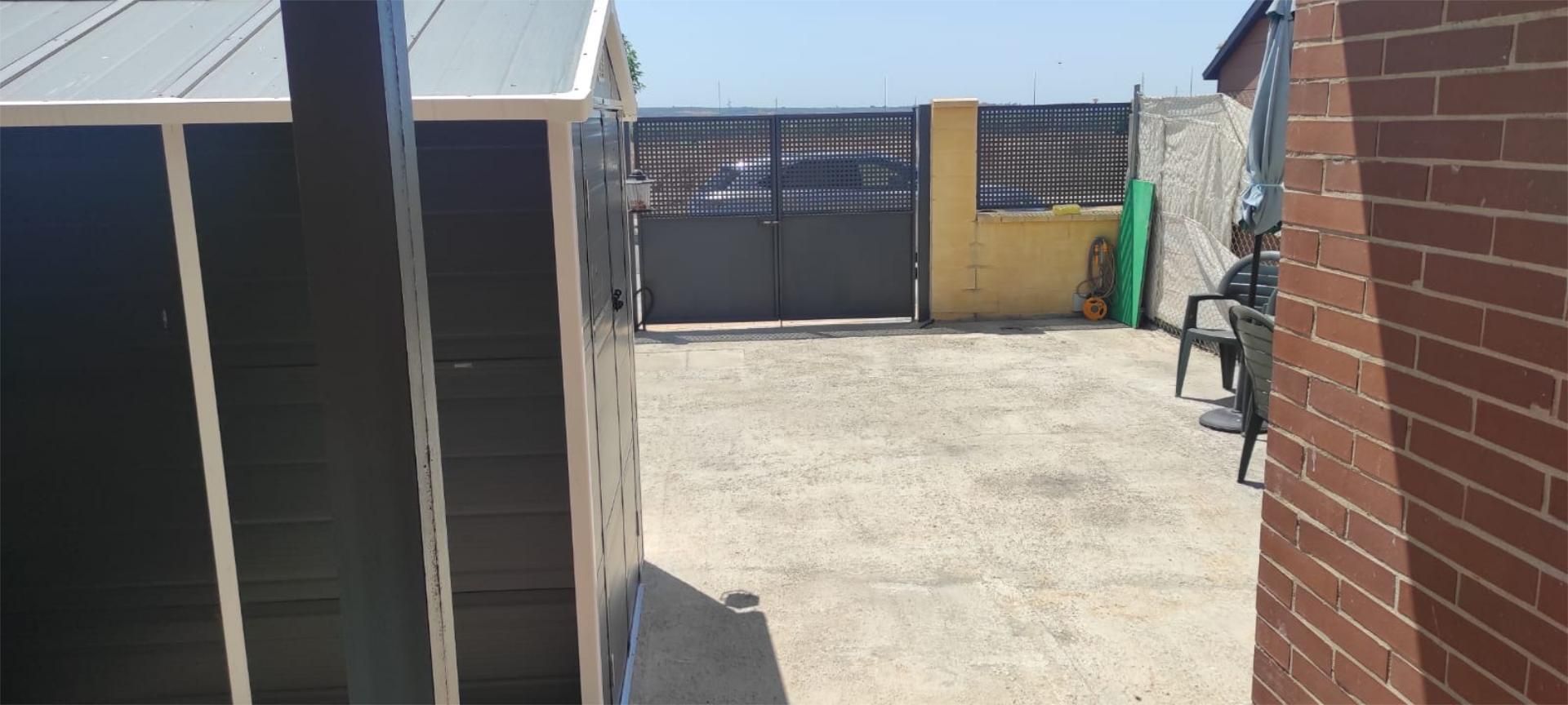 Aparcament de Casa adosada de lloguer en Huévar del Aljarafe amb Aire condicionat, Calefacció i Parquet