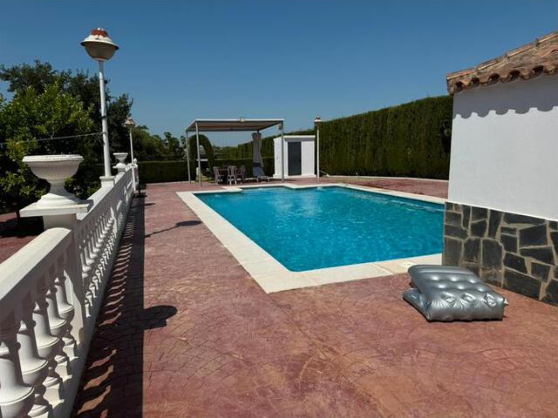Piscina de Casa adosada en venda en El Cuervo de Sevilla amb Calefacció, Jardí privat i Terrassa