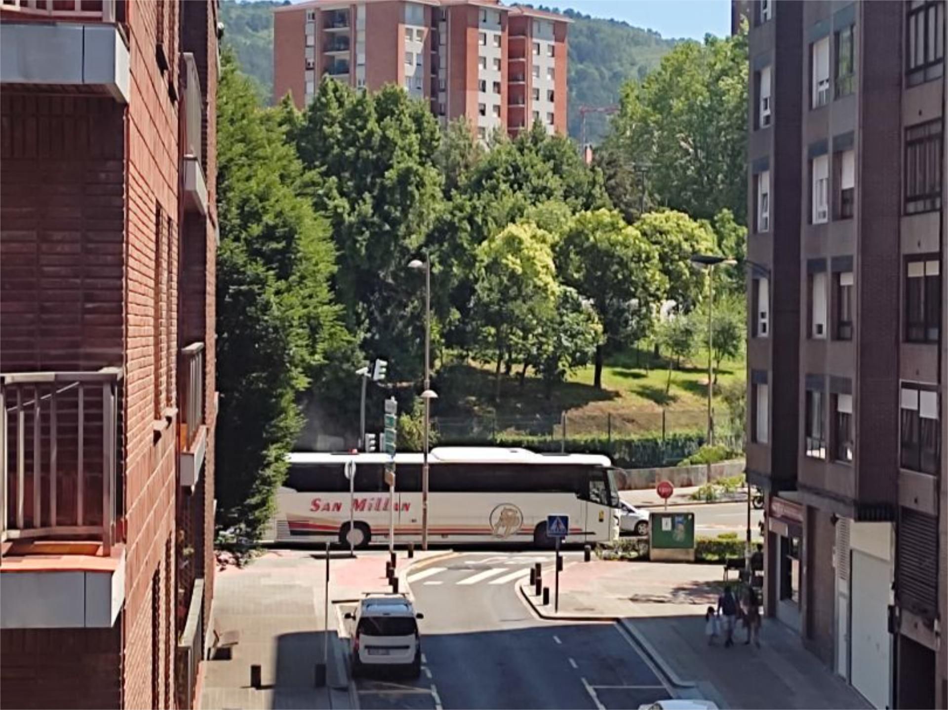 Vista exterior de Pis en venda en Bilbao  amb Calefacció, Parquet i Moblat