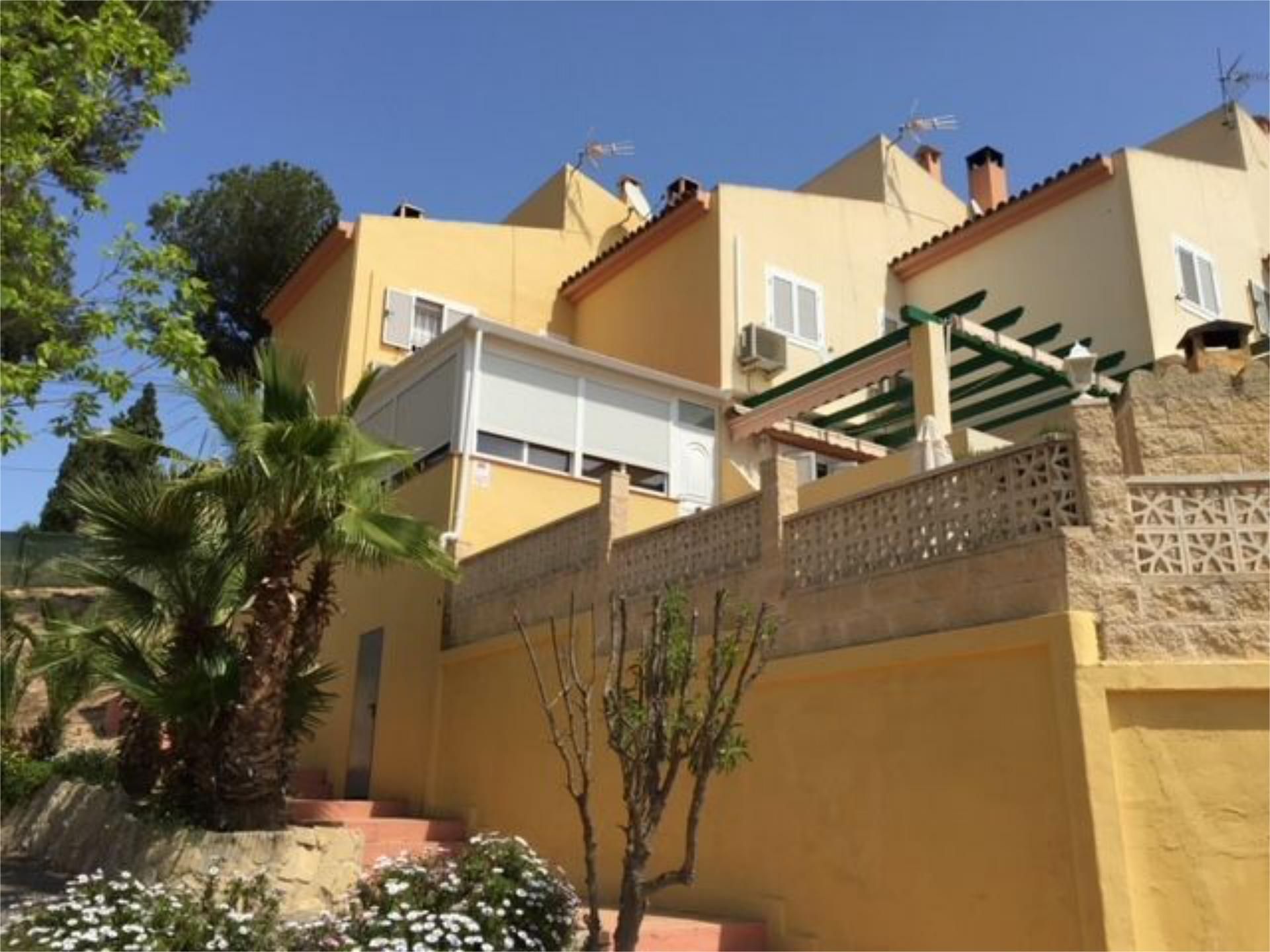 Vista exterior de Casa adosada en venda en La Nucia amb Aire condicionat, Terrassa i Piscina