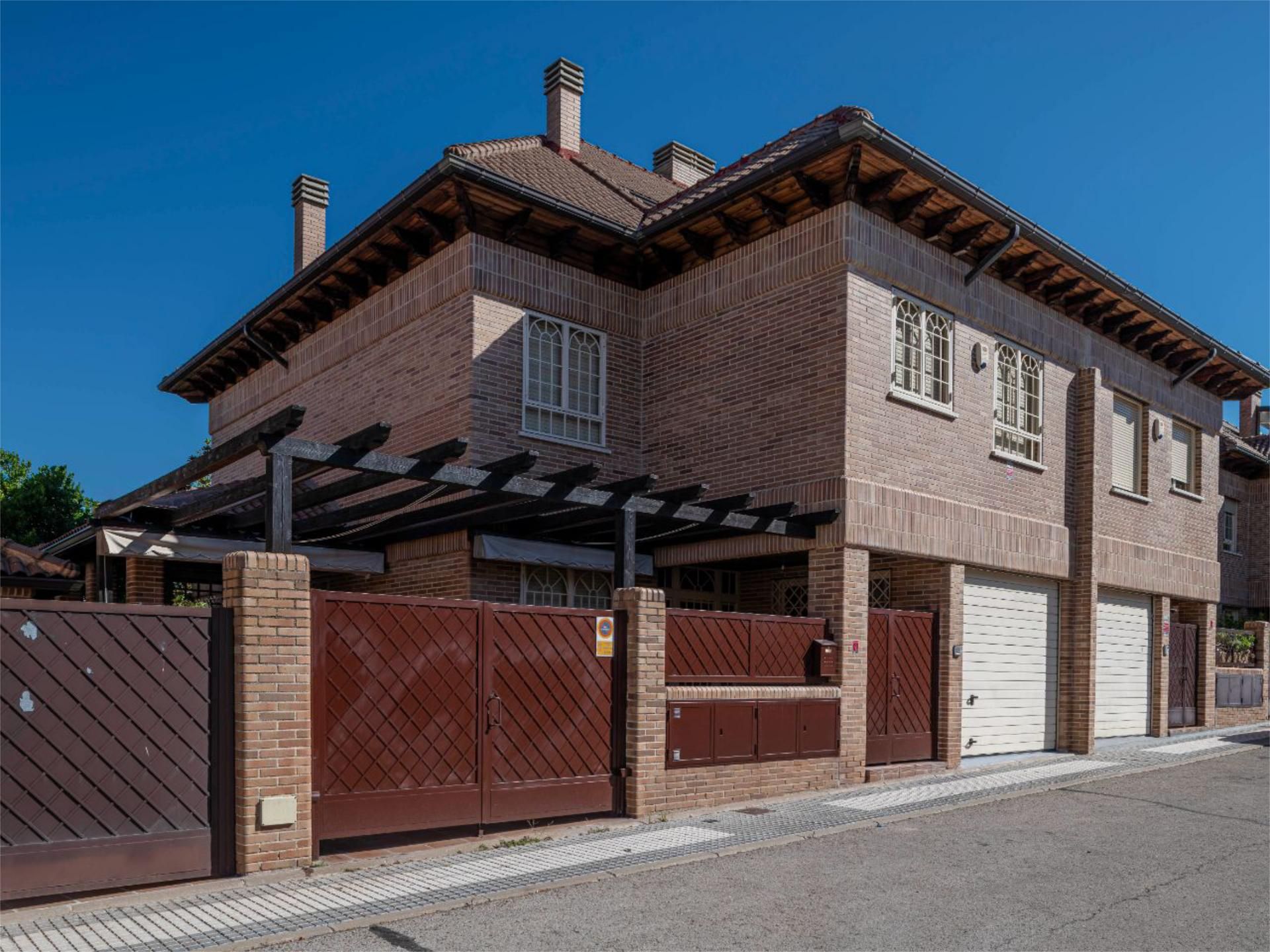 Exterior view of Single-family semi-detached for sale in Majadahonda  with Air Conditioner, Terrace and Swimming Pool