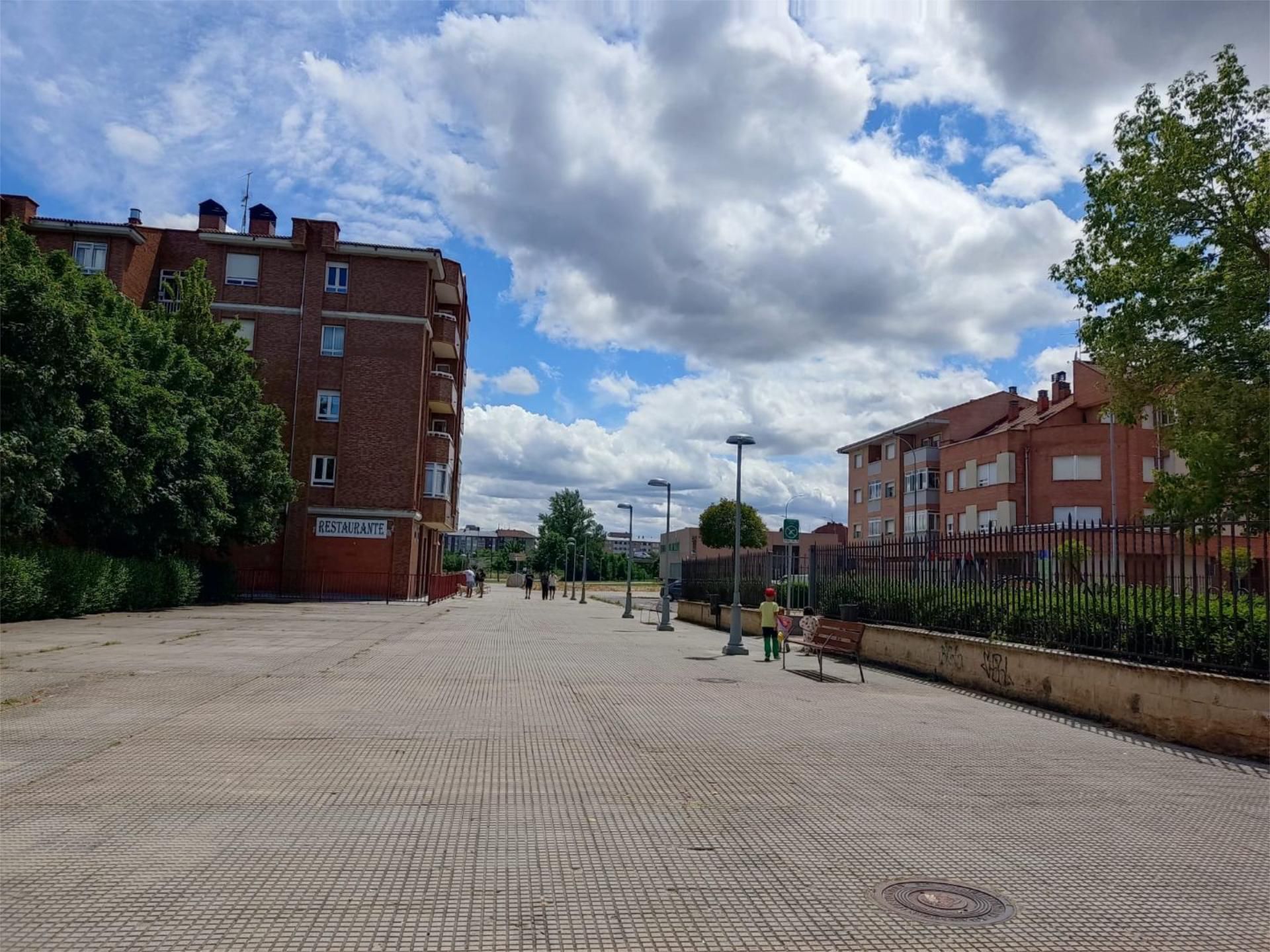 Vista exterior de Pis de lloguer en León Capital  amb Terrassa i Balcó